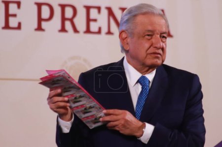 Foto de 29 de noviembre de 2023 en Ciudad de México, México: El presidente mexicano Andrs Manuel Lpez Obrador habla en la conferencia matutina frente a periodistas en el palacio nacional - Imagen libre de derechos