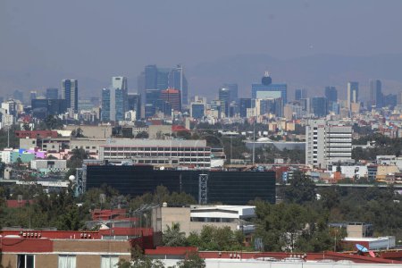 Foto de 24 de noviembre de 2023, Ciudad de México, México: La vista panorámica de la Ciudad de México se puede ver desde el mirador Fuentes Brotantes en el sur de la Ciudad de México - Imagen libre de derechos