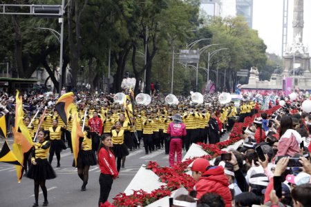 Téléchargez les photos : 2 décembre 2023, Mexico, Mexique : Des milliers de personnes assistent au défilé de Noël du Bolo Fest sur l'avenue Reforma à Mexico - en image libre de droit