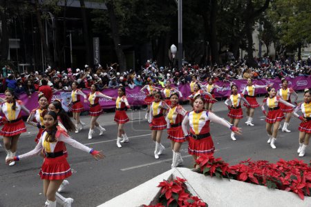 Téléchargez les photos : 2 décembre 2023, Mexico, Mexique : Des milliers de personnes assistent au défilé de Noël du Bolo Fest sur l'avenue Reforma à Mexico - en image libre de droit