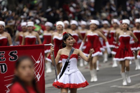Foto de 2 de diciembre de 2023, Ciudad de México, México: Miles de personas asisten al desfile de Navidad del Bolo Fest en la Avenida Reforma en la Ciudad de México - Imagen libre de derechos