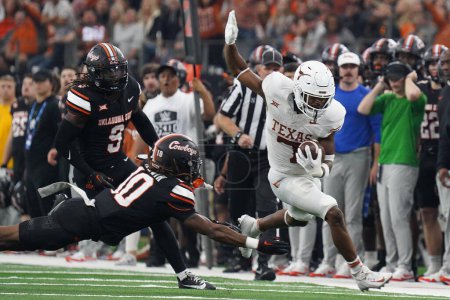 Photo for December 2, 2023, Arlington, Texas, United States: Texas Longhorns  running back Keilan Robinson in action  in action during the 2023 Dr Pepper Big 12 Championship game between Texas Longhorns and Oklahoma State Cowboys - Royalty Free Image