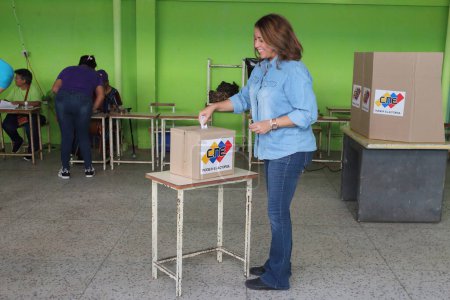 Téléchargez les photos : 3 décembre 2023, Maracaibo, Venezuela : Des citoyens assistent aux urnes pour voter. Peu de Vénézuéliens ont répondu à l'appel au référendum lancé par le gouvernement socialiste de Nicolas Maduro - en image libre de droit