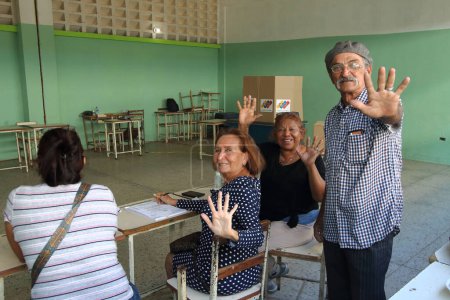 Téléchargez les photos : 3 décembre 2023, Maracaibo, Venezuela : Des citoyens assistent aux urnes pour voter. Peu de Vénézuéliens ont répondu à l'appel au référendum lancé par le gouvernement socialiste de Nicolas Maduro - en image libre de droit
