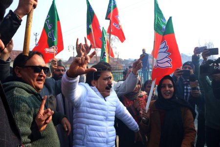Foto de Diciembre 04,2023, Srinagar Cachemira, India: Líderes y simpatizantes del Partido Bharatiya Janata (BJP) bailan para celebrar la victoria del partido en las elecciones de la Asamblea de Madhya Pradesh, Chhattisgarh y Rajasthan, en Srinagar - Imagen libre de derechos