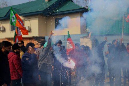 Téléchargez les photos : 04 décembre 2023, Srinagar Cachemire, Inde : Dirigeants et partisans des pétards légers du Parti Bharatiya Janata (BJP) pour célébrer la victoire du parti aux élections de l'Assemblée du Madhya Pradesh, du Chhattisgarh et du Rajasthan, à Srinagar - en image libre de droit