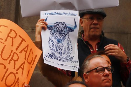 Foto de 6 de diciembre de 2023 en Ciudad de México, México: Miembros de las sociedades de protección de los derechos de los animales protestan contra el proyecto del ministro Yasmn Esquivel Mossa, que busca regresar a las corridas de toros en Plaza Mxico - Imagen libre de derechos