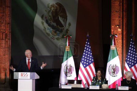 Téléchargez les photos : 6 décembre 2023, Mexico, Mexique : La secrétaire au Trésor américaine Janet Yellen avec l'ambassadeur américain Ken Salazar ; la sénatrice mexicaine Gina Cruz Blackledge - en image libre de droit