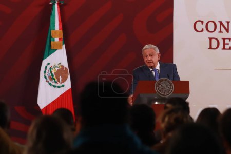 Foto de 6 de diciembre de 2023 en la Ciudad de México, México: El presidente de México se acerca durante la conferencia de prensa diaria de la mañana frente a los reporteros en el palacio nacional - Imagen libre de derechos