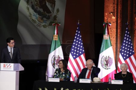 Téléchargez les photos : 6 décembre 2023, Mexico, Mexique : Roberto Velasco, chef de l'unité nord-américaine du secrétaire aux Affaires étrangères avec le secrétaire au Trésor des États-Unis - en image libre de droit