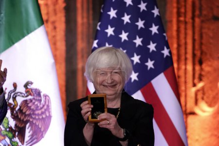 Téléchargez les photos : 6 décembre 2023, Mexico, Mexique : La secrétaire au Trésor des États-Unis, Janet Yellen, lors de la remise de la pièce commémorative de 200 ans de relations diplomatiques Mexique - en image libre de droit