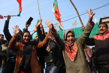 Téléchargez les photos : 04 décembre 2023, Srinagar Cachemire, Inde : Dirigeants et partisans du Parti Bharatiya Janata (BJP) dansent pour célébrer la victoire du parti aux élections de l'Assemblée du Madhya Pradesh, du Chhattisgarh et du Rajasthan, à Srinagar - en image libre de droit