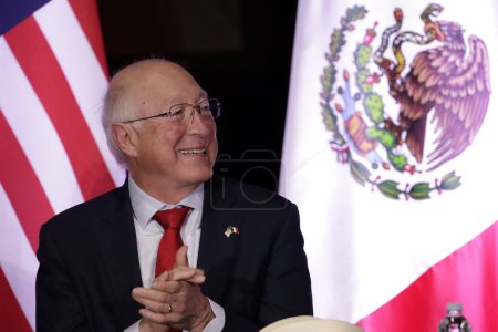 Téléchargez les photos : 6 décembre 2023, Mexico, Mexique : L'ambassadeur des États-Unis au Mexique, Ken Salazar, lors de la remise de la pièce commémorative de 200 ans de relations diplomatiques Mexique - en image libre de droit