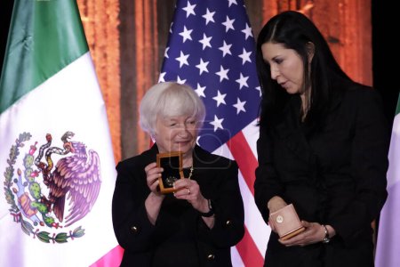 Téléchargez les photos : 6 décembre 2023, Mexico, Mexique : Le gouverneur de la Banque du Mexique, Victoria Rodriguez Ceja et le secrétaire du Trésor des États-Unis - en image libre de droit