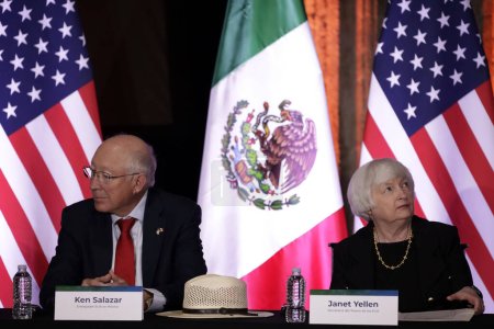 Foto de 6 de diciembre de 2023, Ciudad de México, México: Janet Yellen, Secretaria del Tesoro de los Estados Unidos, con el Embajador de los Estados Unidos, Ken Salazar, durante la presentación de los 200 años conmemorativos de las Relaciones Diplomáticas México - Imagen libre de derechos