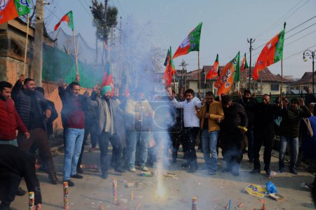 Téléchargez les photos : 04 décembre 2023, Srinagar Cachemire, Inde : Dirigeants et partisans des pétards légers du Parti Bharatiya Janata (BJP) pour célébrer la victoire du parti aux élections de l'Assemblée du Madhya Pradesh, du Chhattisgarh et du Rajasthan, à Srinagar - en image libre de droit
