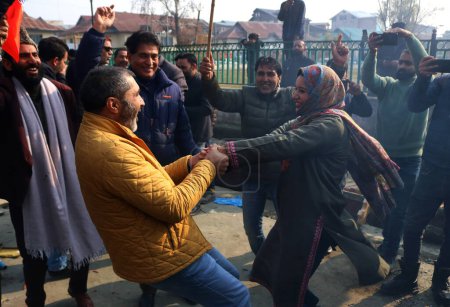Téléchargez les photos : 04 décembre 2023, Srinagar Cachemire, Inde : Dirigeants et partisans du Parti Bharatiya Janata (BJP) dansent pour célébrer la victoire du parti aux élections de l'Assemblée du Madhya Pradesh, du Chhattisgarh et du Rajasthan, à Srinagar. - en image libre de droit
