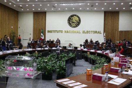 Foto de 7 de diciembre de 2023, Ciudad de México, México: Los Consejeros Electorales del Instituto Nacional Electoral (INE), participan durante la Sesión Extraordinaria del Consejo General - Imagen libre de derechos