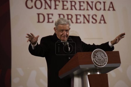 Téléchargez les photos : 8 décembre 2023, Mexico, Mexique : Le président du Mexique, Andres Manuel Lopez Obrador, lors de la conférence de presse au Palais national de Mexico - en image libre de droit