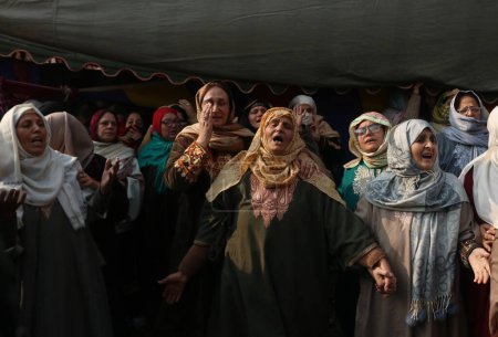 Foto de Diciembre 08,2023, Srinagar Cachemira, India: Familiares y vecinos lloran mientras asisten a la procesión fúnebre del asesinado inspector de policía indio Masroor Ahmad Wani en Srinagar - Imagen libre de derechos