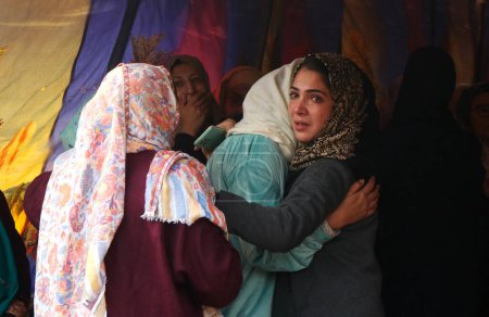 Téléchargez les photos : 08 décembre 2023, Srinagar Cachemire, Inde : Des parents et voisins pleurent alors qu'ils assistent à la procession funèbre de l'inspecteur Masroor Ahmad Wani à Srinagar - en image libre de droit