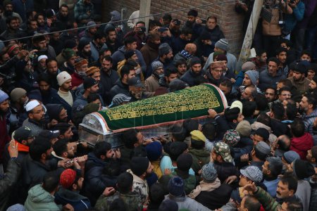 Foto de Diciembre 08,2023, Srinagar Cachemira, India: Los cachemires llevan el ataúd que contiene el cuerpo del asesinado inspector de policía indio Masroor Ahmad Wani durante su cortejo fúnebre en Srinagar - Imagen libre de derechos