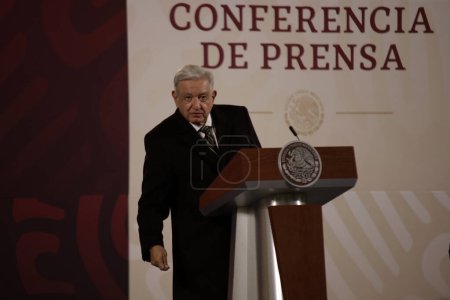 Téléchargez les photos : 8 décembre 2023, Mexico, Mexique : Le président du Mexique, Andres Manuel Lopez Obrador, lors de la conférence de presse au Palais national de Mexico - en image libre de droit