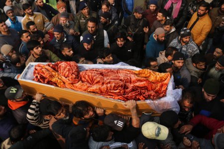 Téléchargez les photos : 08 décembre 2023, Srinagar Cachemire, Inde : Les Cachemiris portent le cercueil contenant le corps de l'inspecteur de police indien tué Masroor Ahmad Wani lors de son cortège funéraire à Srinagar - en image libre de droit