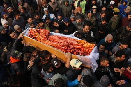 Téléchargez les photos : 08 décembre 2023, Srinagar Cachemire, Inde : Les Cachemiris portent le cercueil contenant le corps de l'inspecteur de police indien tué Masroor Ahmad Wani lors de son cortège funéraire à Srinagar - en image libre de droit