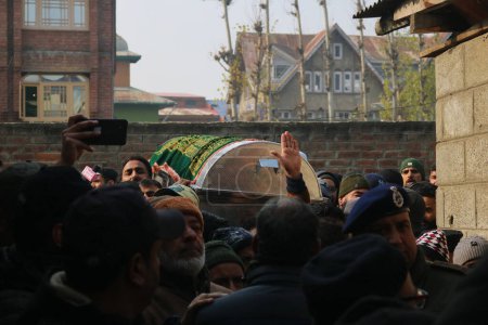 Foto de Diciembre 08,2023, Srinagar Cachemira, India: Los cachemires llevan el ataúd que contiene el cuerpo del asesinado inspector de policía indio Masroor Ahmad Wani durante su cortejo fúnebre en Srinagar - Imagen libre de derechos