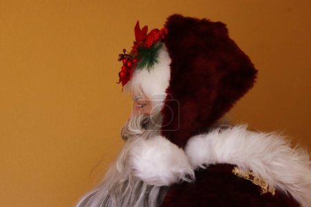 Téléchargez les photos : 9 décembre 2023 à Mexico, Mexique : l'acteur Miguel Moctezuma, scénographe, spécialisé dans le statuisme, le maquillage et le caractère, qui donne vie à la célèbre statue vivante ; Don Ferro Ferrocarrilero, est qualifié de Père Noël illuminé - en image libre de droit