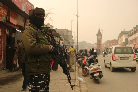 Téléchargez les photos : 11 décembre 2023, Srinagar Cachemire, Inde : Un soldat paramilitaire indien monte la garde à Srinagar. La Cour suprême de l'Inde a confirmé l'abrogation du statut spécial du Jammu-et-Cachemire dans son verdict - en image libre de droit