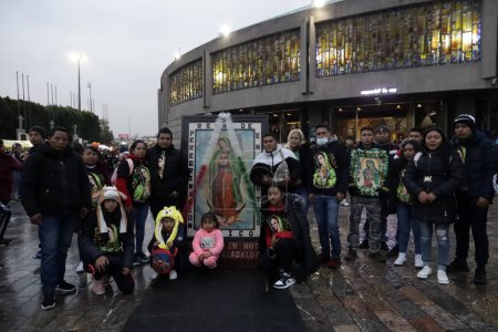 Téléchargez les photos : 12 décembre 2023, Mexico, Mexique : Des millions de paroissiens visitent la basilique de Guadalupe pour célébrer la Vierge de Guadalupe à l'occasion du 492e anniversaire de son apparition sur le Cerro del Tepeyac à Mexico - en image libre de droit