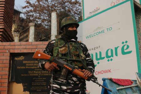 Foto de 11 de diciembre de 2023, Srinagar Cachemira, India: Un soldado paramilitar indio hace guardia en Srinagar. La Corte Suprema de la India confirmó la derogación del estatuto especial de Jammu y Cachemira en su veredicto del 11 de diciembre - Imagen libre de derechos
