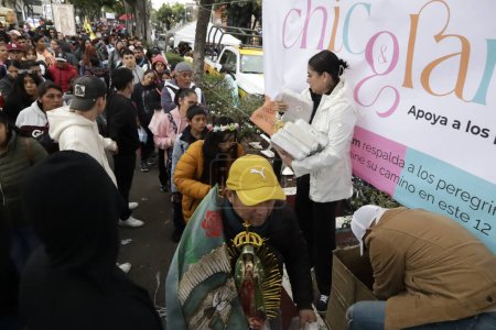 Foto de 11 de diciembre de 2023, Ciudad de México, México: Los feligreses pagan un regalo a la Virgen de Guadalupe en la celebración del 492º aniversario de su aparición en la colina Tepeyac en la Ciudad de México - Imagen libre de derechos