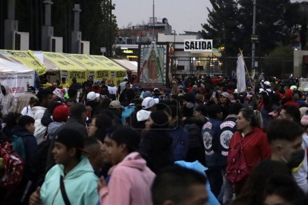 Téléchargez les photos : 12 décembre 2023, Mexico, Mexique : Des millions de paroissiens visitent la basilique de Guadalupe pour célébrer la Vierge de Guadalupe à l'occasion du 492e anniversaire de son apparition sur le Cerro del Tepeyac à Mexico - en image libre de droit