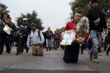 Foto de 11 de diciembre de 2023, Ciudad de México, México: Los feligreses pagan un regalo a la Virgen de Guadalupe en la celebración del 492º aniversario de su aparición en la colina Tepeyac en la Ciudad de México - Imagen libre de derechos