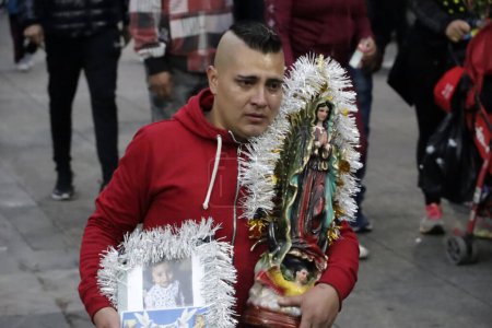 Foto de 12 de diciembre de 2023, Ciudad de México, México: Los feligreses pagan un regalo a la Virgen de Guadalupe en la celebración del 492º aniversario de su aparición en la colina Tepeyac en la Ciudad de México - Imagen libre de derechos