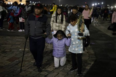 Téléchargez les photos : 11 décembre 2023, Mexico, Mexique : Des paroissiens font un cadeau à la Vierge de Guadalupe à l'occasion de la célébration du 492e anniversaire de son apparition sur la colline de Tepeyac à Mexico - en image libre de droit