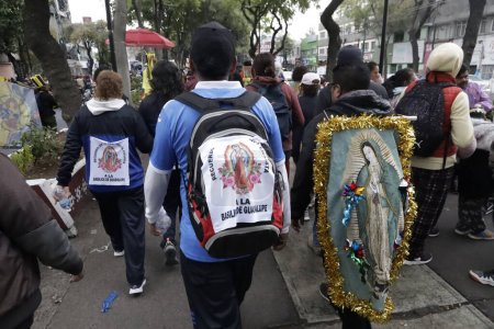 Foto de 12 de diciembre de 2023, Ciudad de México, México: Millones de feligreses visitan la Basílica de Guadalupe para celebrar la Virgen de Guadalupe en el 492º aniversario de su aparición en el Cerro del Tepeyac en la Ciudad de México - Imagen libre de derechos