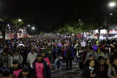 Foto de 12 de diciembre de 2023, Ciudad de México, México: Los feligreses pagan un regalo a la Virgen de Guadalupe en la celebración del 492º aniversario de su aparición en la colina Tepeyac en la Ciudad de México - Imagen libre de derechos
