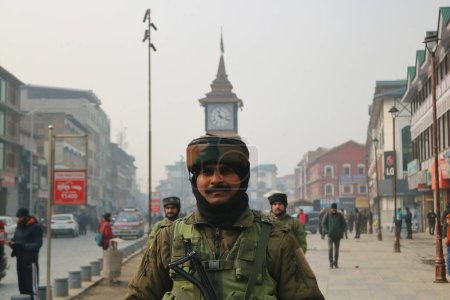 Téléchargez les photos : 11 décembre 2023, Srinagar Cachemire, Inde : Des soldats paramilitaires indiens patrouillent le long d'une route à Srinagar. La Cour suprême de l'Inde a confirmé l'abrogation du statut spécial du Jammu-et-Cachemire dans son verdict du 11 décembre - en image libre de droit