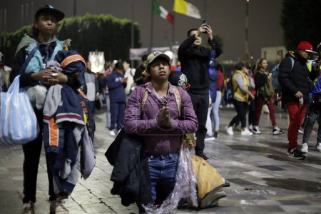 Téléchargez les photos : 12 décembre 2023, Mexico, Mexique : Des paroissiens font un cadeau à la Vierge de Guadalupe à l'occasion de la célébration du 492e anniversaire de son apparition sur la colline de Tepeyac à Mexico - en image libre de droit