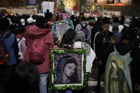 Foto de 11 de diciembre de 2023, Ciudad de México, México: Millones de feligreses visitan la Basílica de Guadalupe para celebrar la Virgen de Guadalupe en el 492º aniversario de su aparición en el Cerro del Tepeyac en la Ciudad de México - Imagen libre de derechos