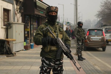 Foto de 11 de diciembre de 2023, Srinagar Cachemira, India: Soldados paramilitares indios hacen guardia en Srinagar. La Corte Suprema de la India confirmó la derogación del estatuto especial de Jammu y Cachemira en su veredicto del 11 de diciembre - Imagen libre de derechos