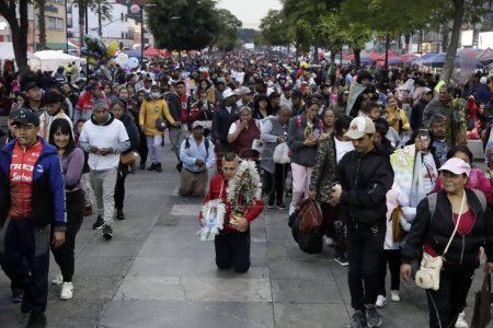 Téléchargez les photos : 12 décembre 2023, Mexico, Mexique : Des paroissiens font un cadeau à la Vierge de Guadalupe à l'occasion de la célébration du 492e anniversaire de son apparition sur la colline de Tepeyac à Mexico - en image libre de droit