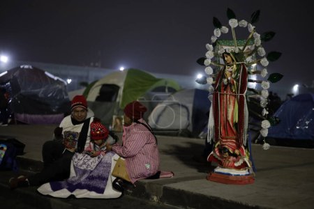 Téléchargez les photos : 11 décembre 2023, Mexico, Mexique : Des millions de paroissiens visitent la basilique de Guadalupe pour célébrer la Vierge de Guadalupe à l'occasion du 492e anniversaire de son apparition sur le Cerro del Tepeyac à Mexico - en image libre de droit