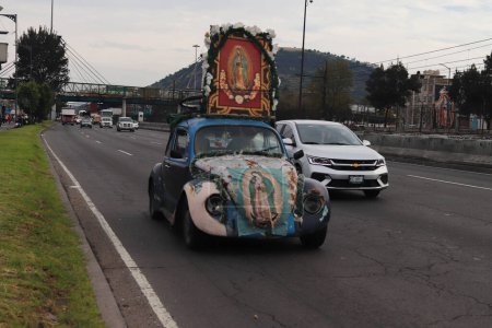 Téléchargez les photos : 11 décembre 2023 à Mexico, Mexique : Des milliers de pèlerins de différents états du Mexique marchent sur l'avenue Ignacio Saragosse vers la basilique de Guadalupe pour célébrer la journée de la Vierge - en image libre de droit