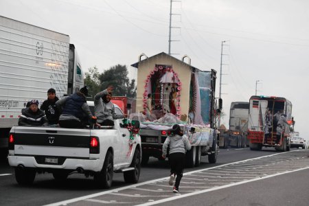 Foto de 11 de diciembre de 2023, Tlaxcala, México: Peregrinos de los estados de Puebla, Hidalgo y Tlaxcala en su viaje rumbo a la Basílica de Guadalupe en la capital del país, para visitar a la Virgen de Tepeyac - Imagen libre de derechos