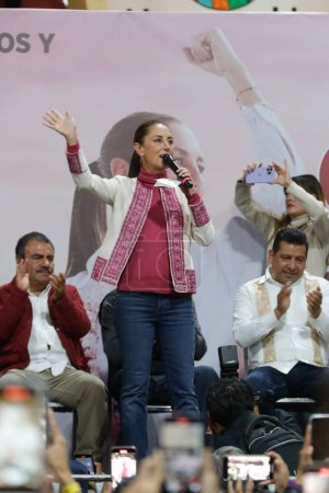 Téléchargez les photos : 10 décembre 2023, Tlaxcala, Mexique : Claudia Sheinbaum, candidate à la présidence du Parti Morena lors de leur rassemblement politique dans le cadre des élections mexicaines à Huamantla Plaza de Toros - en image libre de droit
